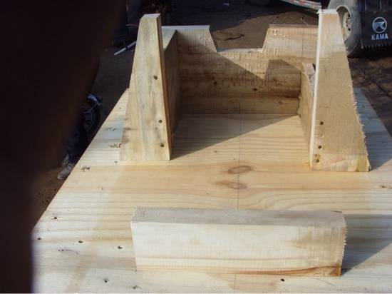 發(fā)動(dòng)機(jī)底座1